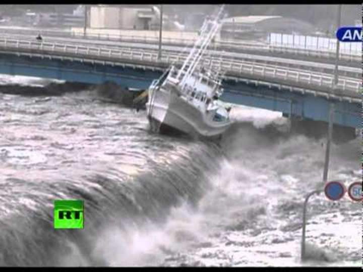 La ola del tsunami se derrama sobre el malecón, destruye barcos y automóviles