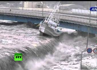 La ola del tsunami se derrama sobre el malecón, destruye barcos y automóviles